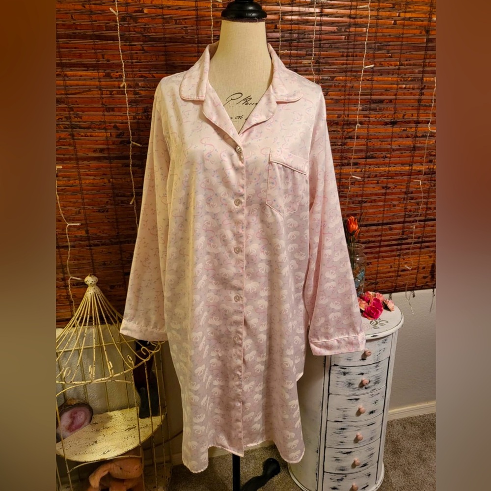 Vandemere thin robe with swan print.